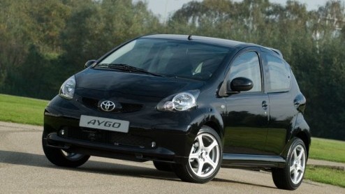 Toyota heeft besloten de Aygo een wat stoerder uiterlijk te geven, wellicht om de mannen een plezier te doen.