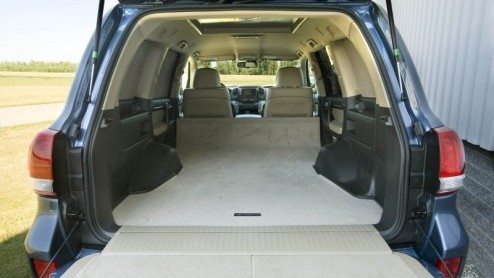 De Toyota Land Cruiser behoeft eigenlijk geen introductie. Het is een onmiskenbare luxe terreinbeul die al jarenlang op een vaste groep trouwe klanten kan rekenen. Sinds kort is Land Cruiser vernieuwd