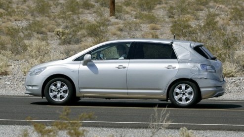 Toyota is op dreef met de ontwikkeling van modellen die rijden op waterstof. Op afgelegen terrein werd de Toyota Mark X Zio Hydrogen ontdekt, tijdens testwerk. Het betreft een in Japan bekend model, m