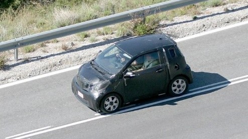 Slimpie onderweg! De Toyota iQ zagen we al eens als studiemodel langs komen, maar hier is dan het rijdende bewijs. De productie van dit intelligente drie-zits Japannertje begint eind dit jaar al en ga