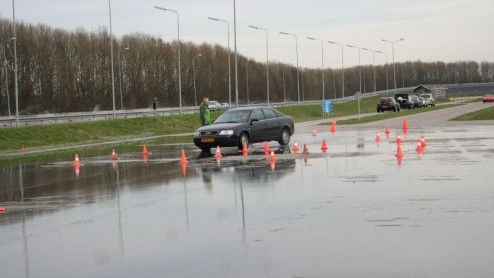 Zaterdag 17 februari ben ik op bezoek geweest bij Prodrive in Lelystad om een rijvaardigheidstraining te volgen. Maar wat houdt dat nou precies in zon rijvaardigheidstraining en wat is het nut van ee