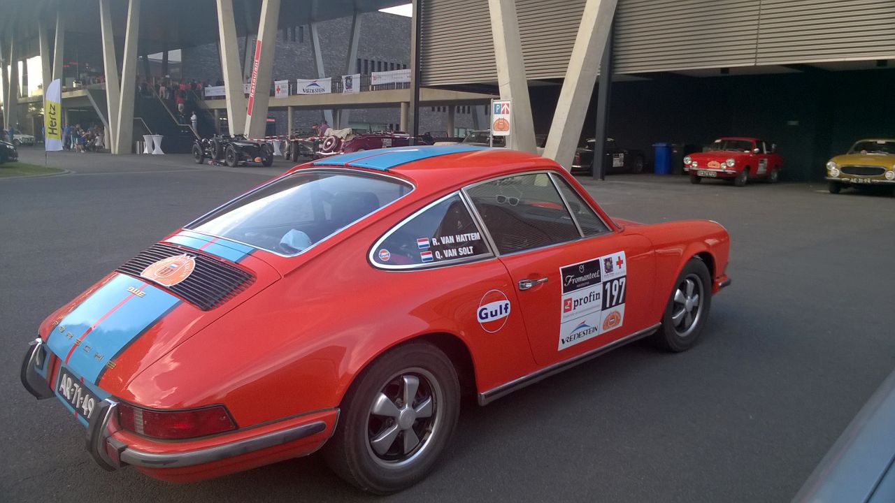 Dagverslag van de Tulpenrallye. Team AutoVandaag reed op dag 3 te laat weg en kwam te vroeg aan.