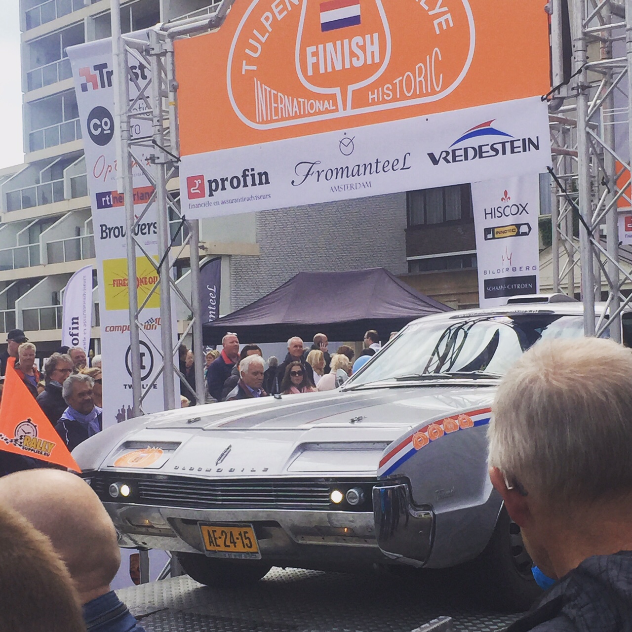 Tulpenrallye 2015 finish in Noordwijk. Team AutoVandaag behaalt de 37e plaats in het klassement Touring.