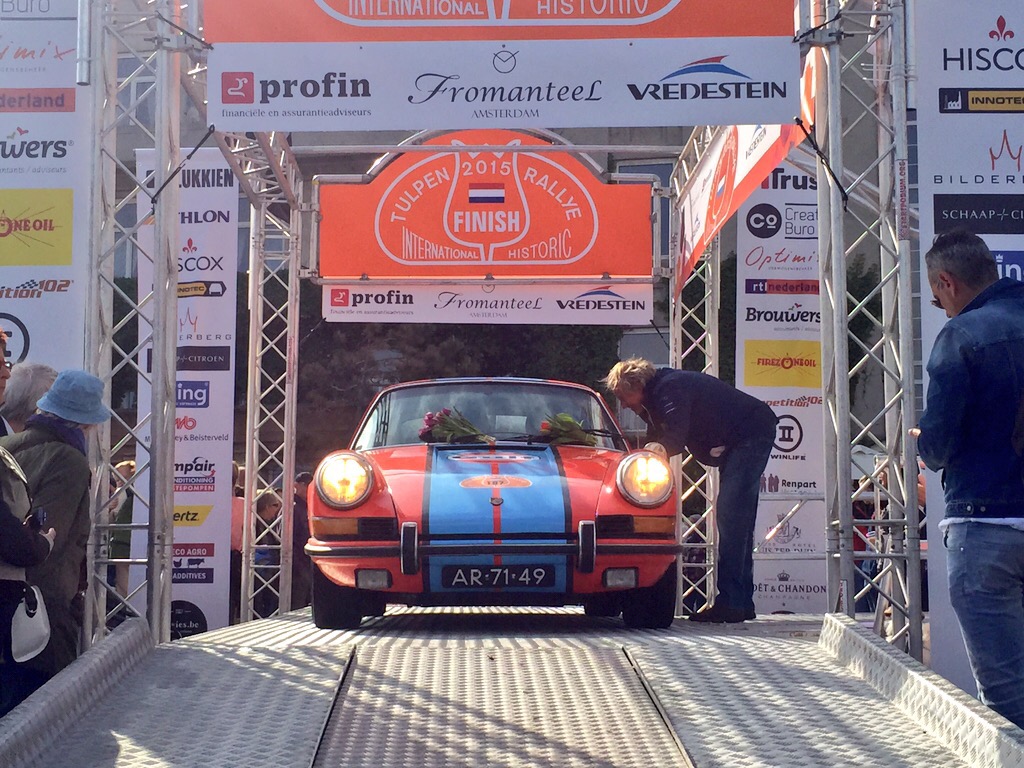 Tulpenrallye 2015 finish in Noordwijk. Team AutoVandaag behaalt de 37e plaats in het klassement Touring.