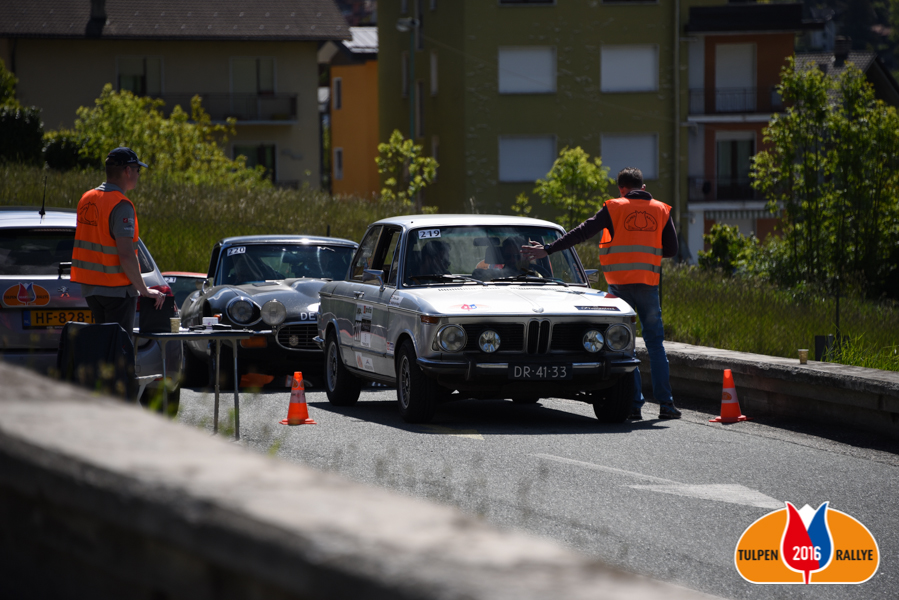 Dag 3 van de Tulpenrallye zal vele equipes bijblijven. Tijdens een bezoek aan Zwitserland worden vele deelnemers op de bon geslingerd door de politie.
