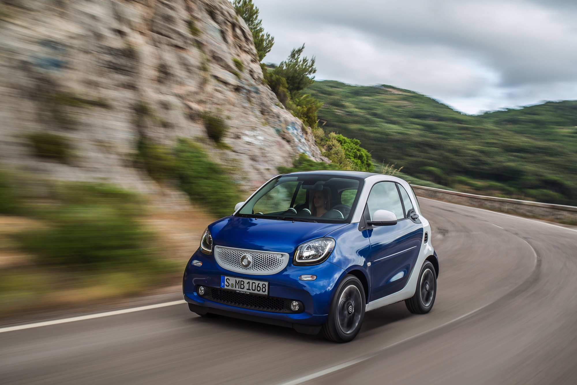 De smart fortwo is voortaan ook te bestellen met een zestraps automaat met dubbele koppeling. Daarnaast krijgen de fortwo en forfour nu ook de 90 pk sterke 0,9 liter driecilinder turbomotor.