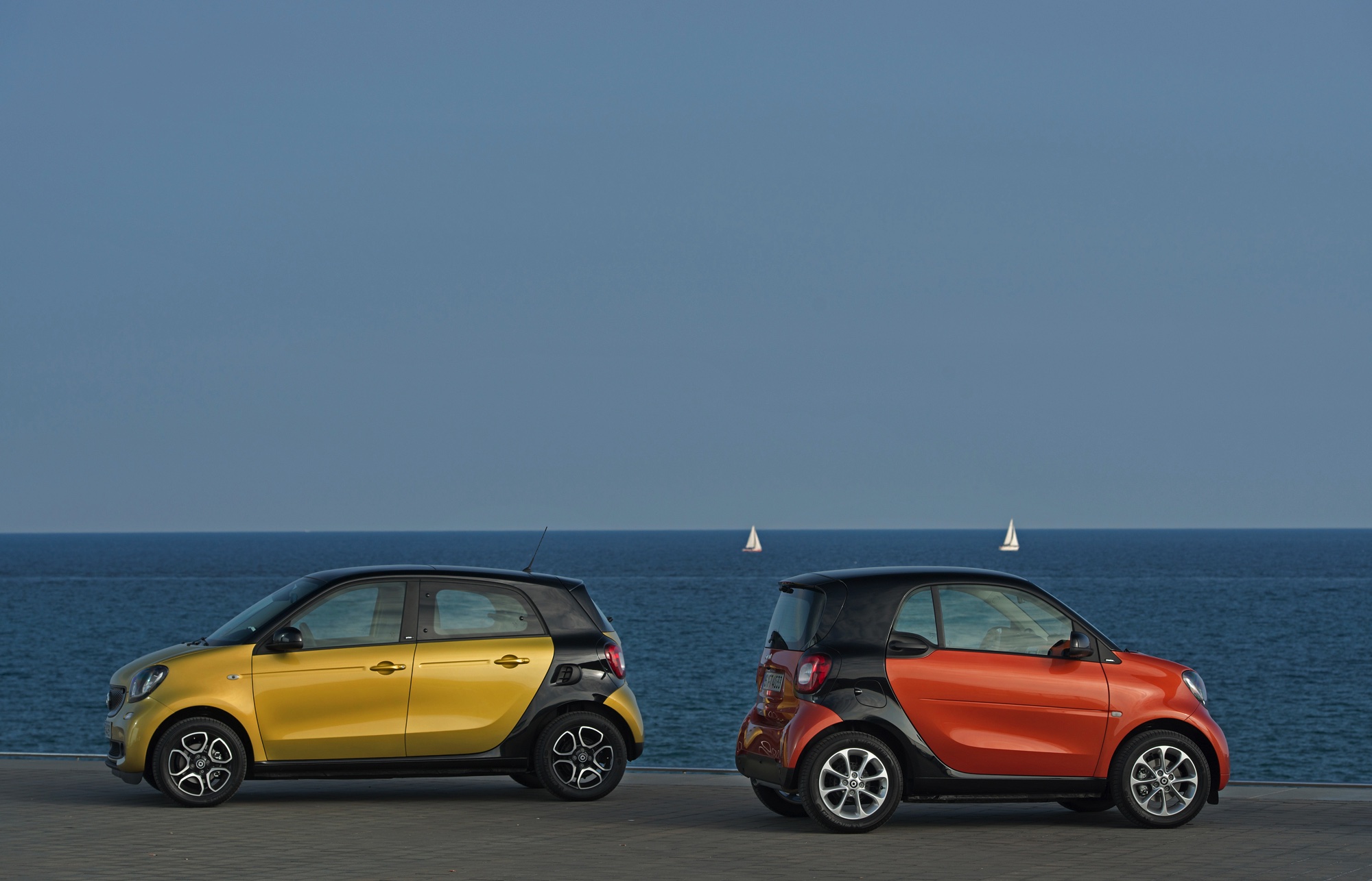 De smart fortwo is voortaan ook te bestellen met een zestraps automaat met dubbele koppeling. Daarnaast krijgen de fortwo en forfour nu ook de 90 pk sterke 0,9 liter driecilinder turbomotor.