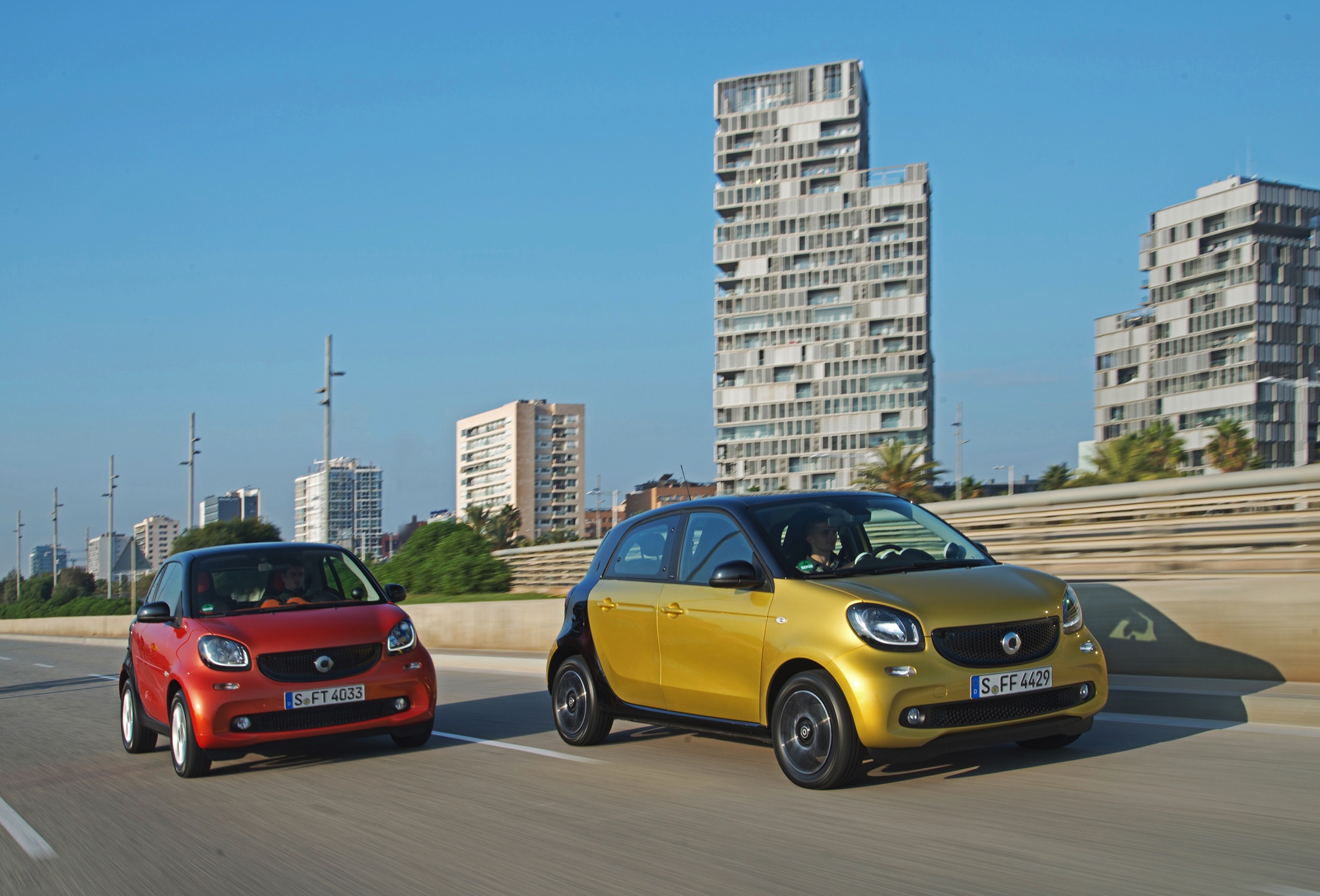 De smart fortwo is voortaan ook te bestellen met een zestraps automaat met dubbele koppeling. Daarnaast krijgen de fortwo en forfour nu ook de 90 pk sterke 0,9 liter driecilinder turbomotor.