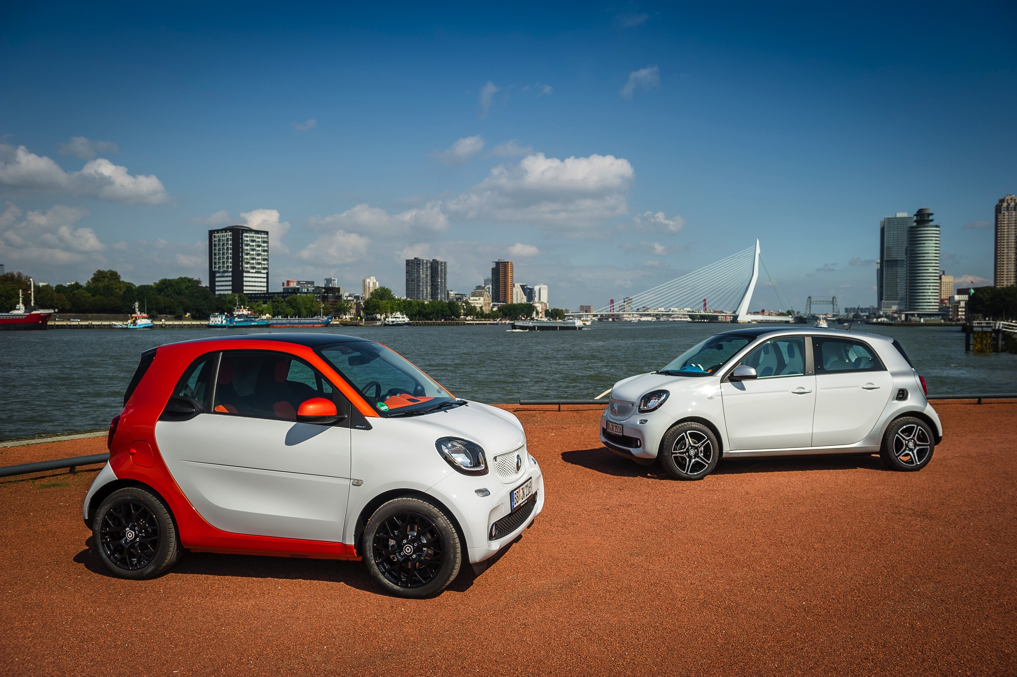 De smart fortwo is voortaan ook te bestellen met een zestraps automaat met dubbele koppeling. Daarnaast krijgen de fortwo en forfour nu ook de 90 pk sterke 0,9 liter driecilinder turbomotor.