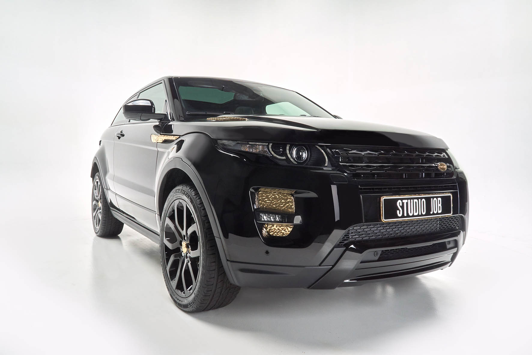 Range Rover Evoque onder handen bij Studio Job met Bronze en Black elementen.