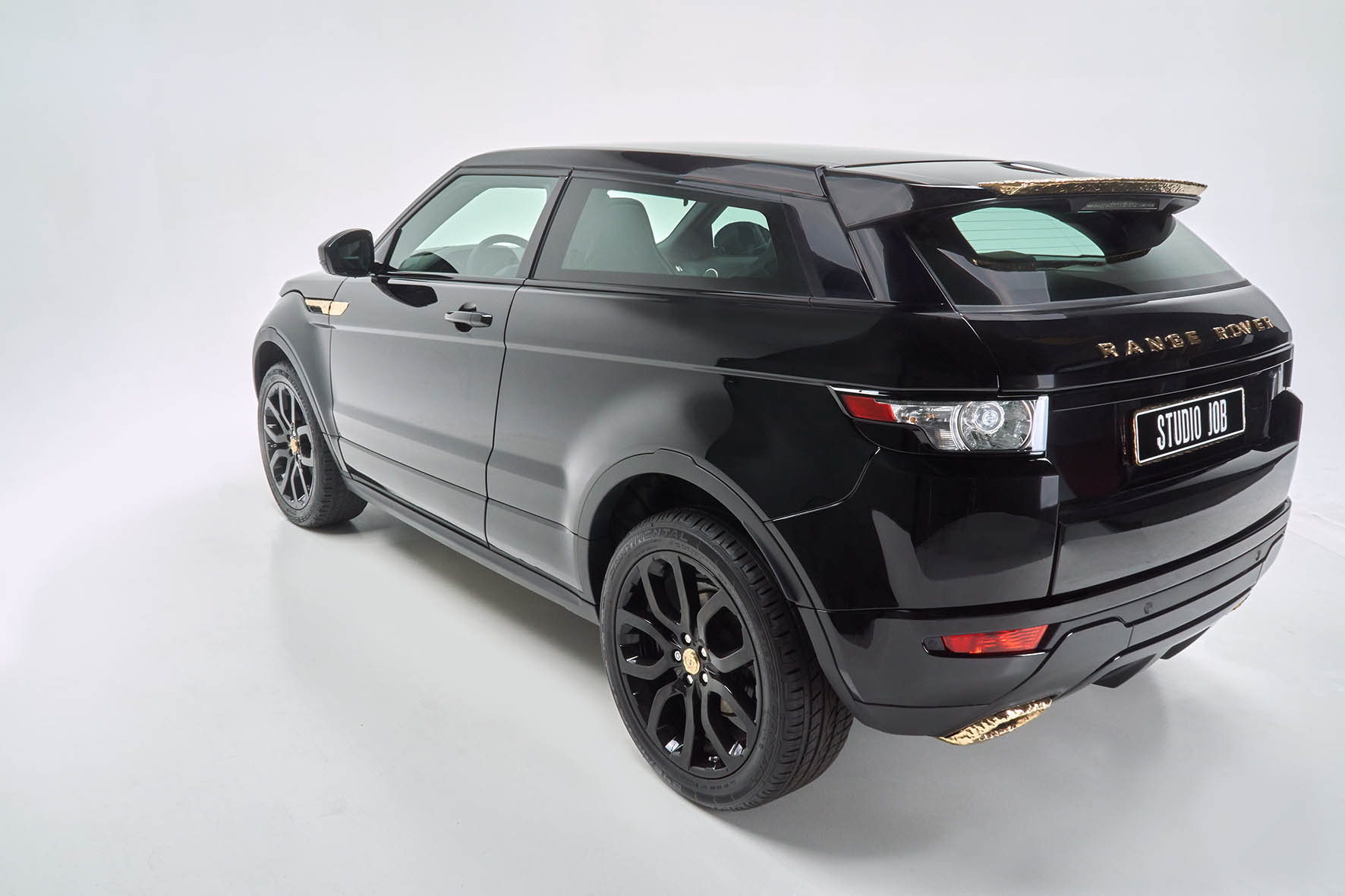 Range Rover Evoque onder handen bij Studio Job met Bronze en Black elementen.