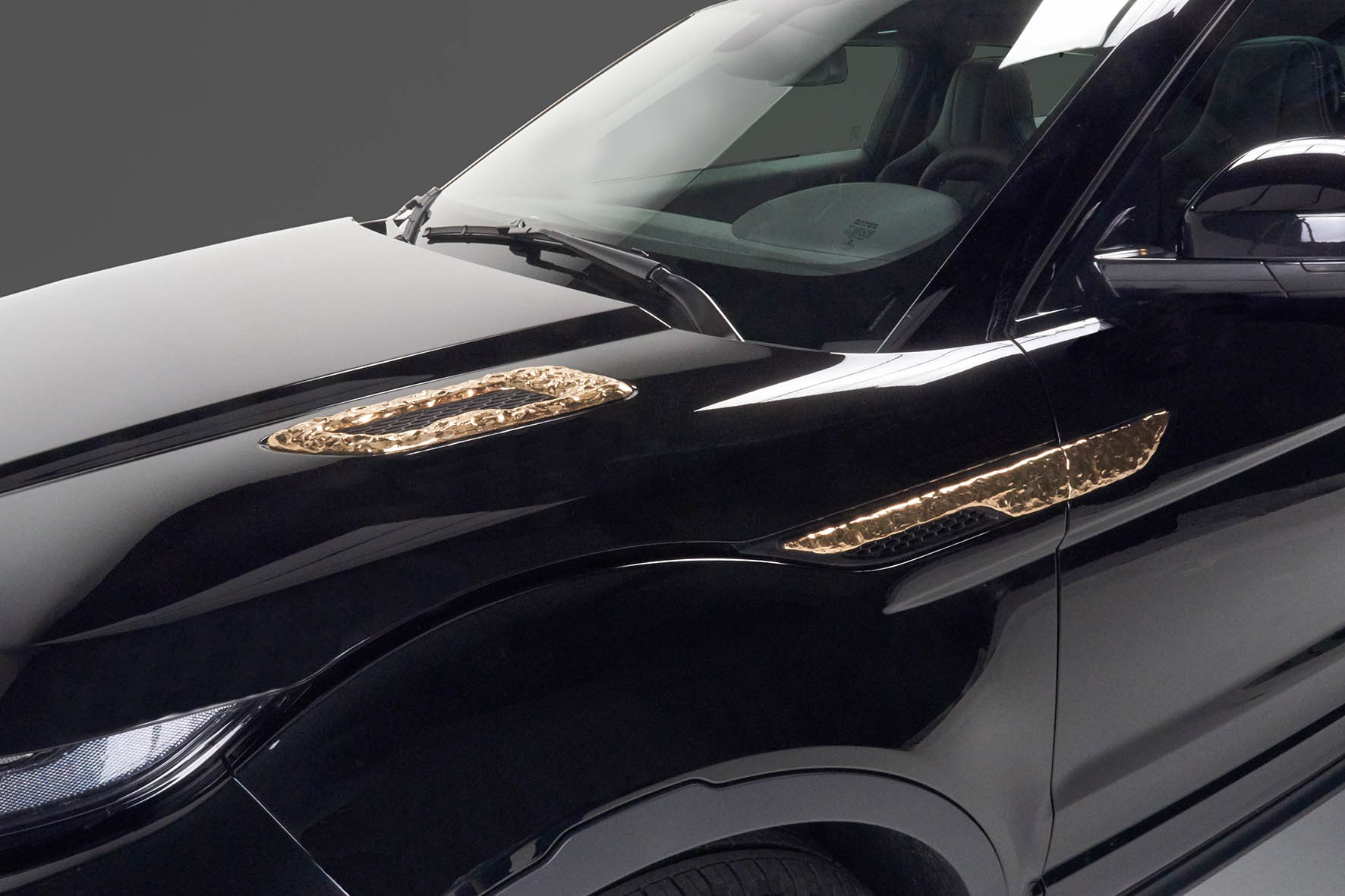 Range Rover Evoque onder handen bij Studio Job met Bronze en Black elementen.