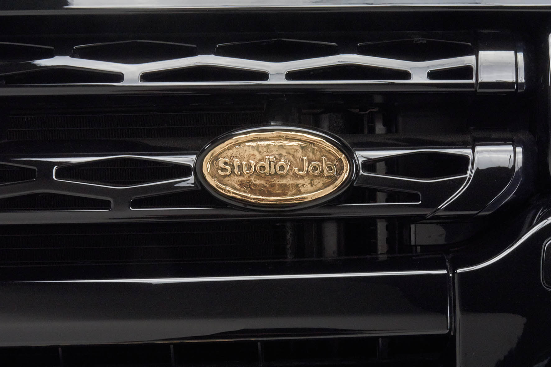 Range Rover Evoque onder handen bij Studio Job met Bronze en Black elementen.