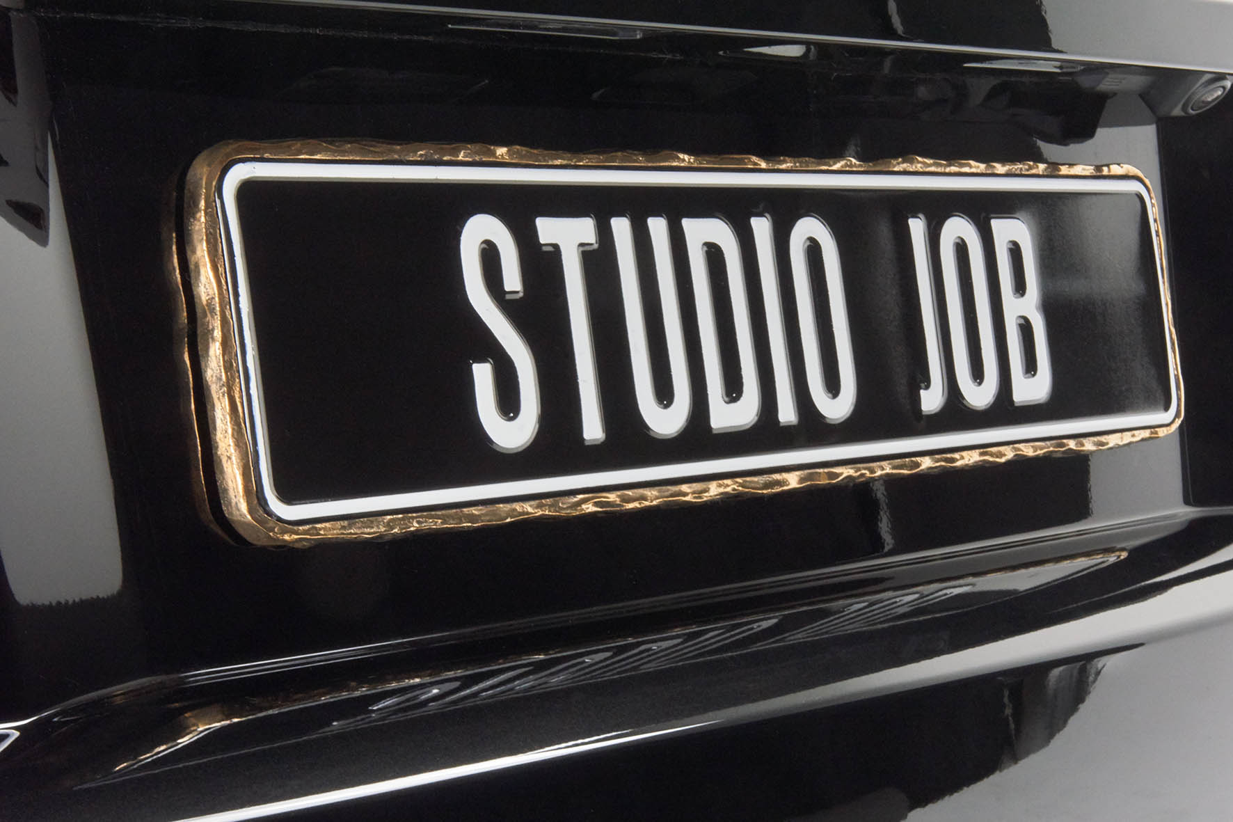 Range Rover Evoque onder handen bij Studio Job met Bronze en Black elementen.