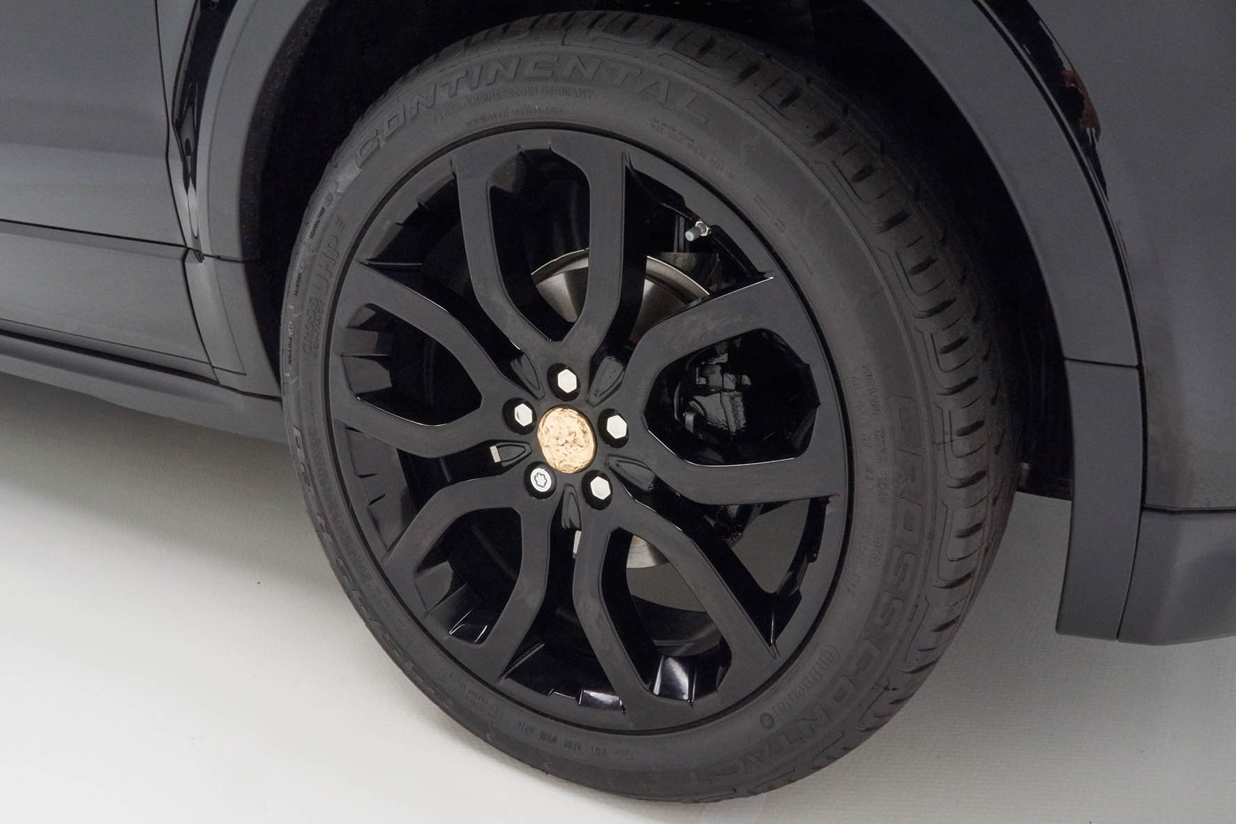 Range Rover Evoque onder handen bij Studio Job met Bronze en Black elementen.