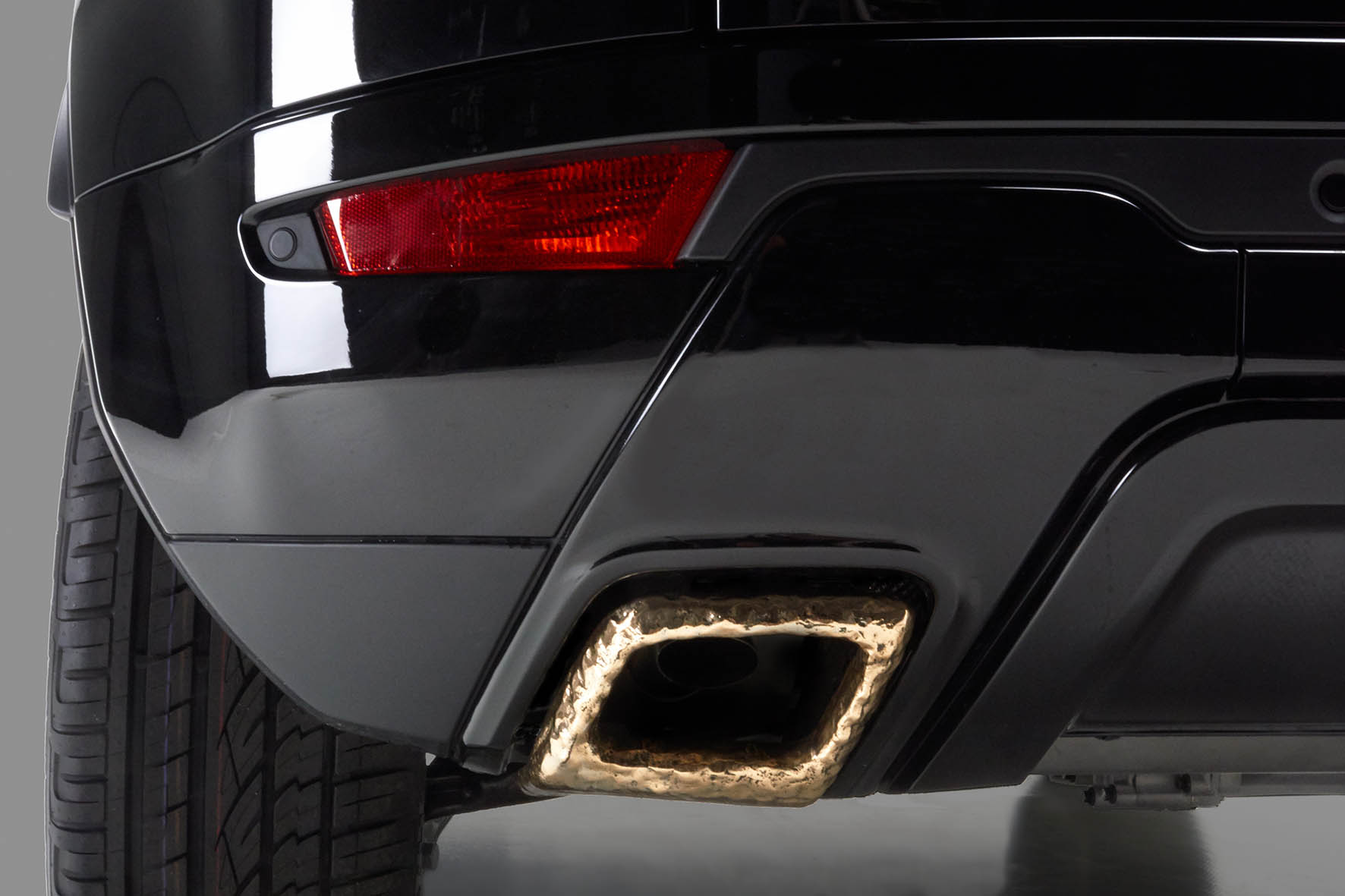 Range Rover Evoque onder handen bij Studio Job met Bronze en Black elementen.