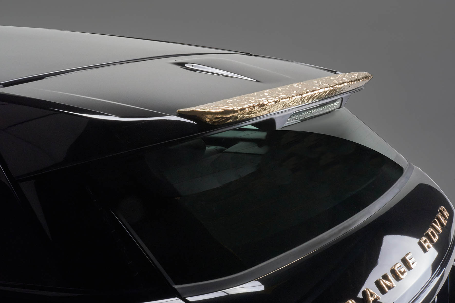 Range Rover Evoque onder handen bij Studio Job met Bronze en Black elementen.