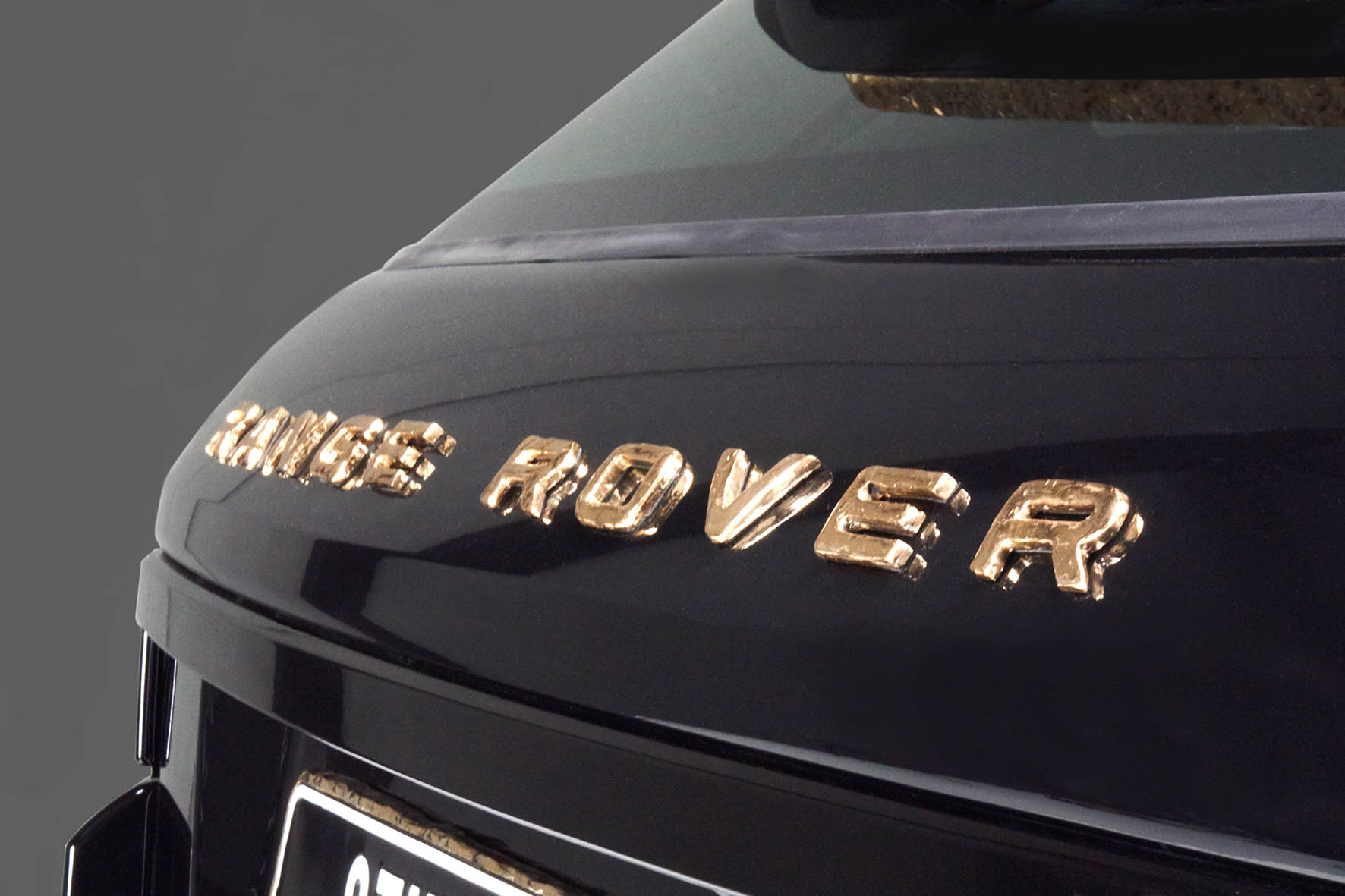 Range Rover Evoque onder handen bij Studio Job met Bronze en Black elementen.