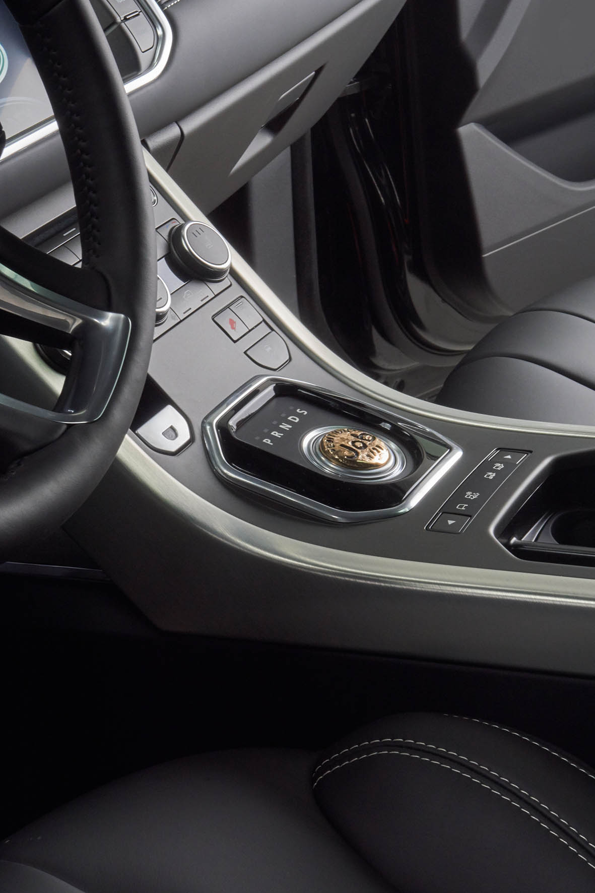 Range Rover Evoque onder handen bij Studio Job met Bronze en Black elementen.