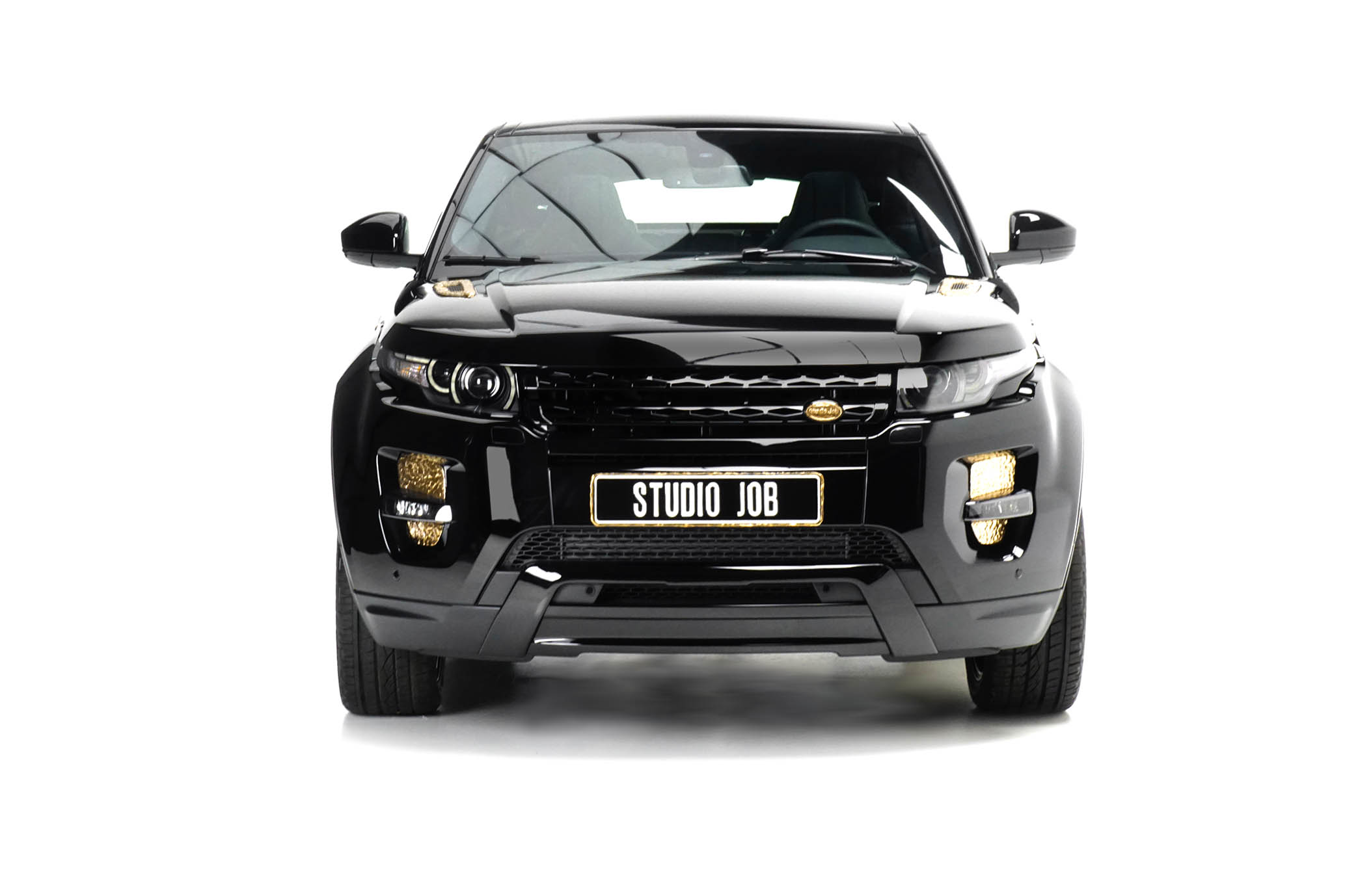 Range Rover Evoque onder handen bij Studio Job met Bronze en Black elementen.