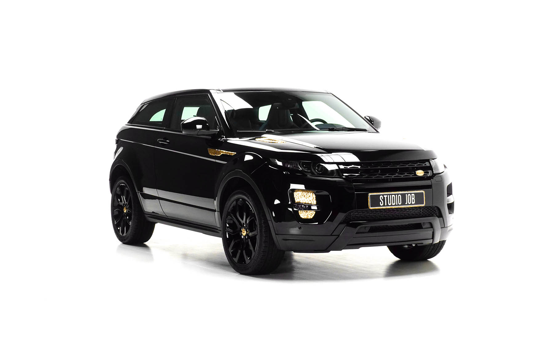 Range Rover Evoque onder handen bij Studio Job met Bronze en Black elementen.