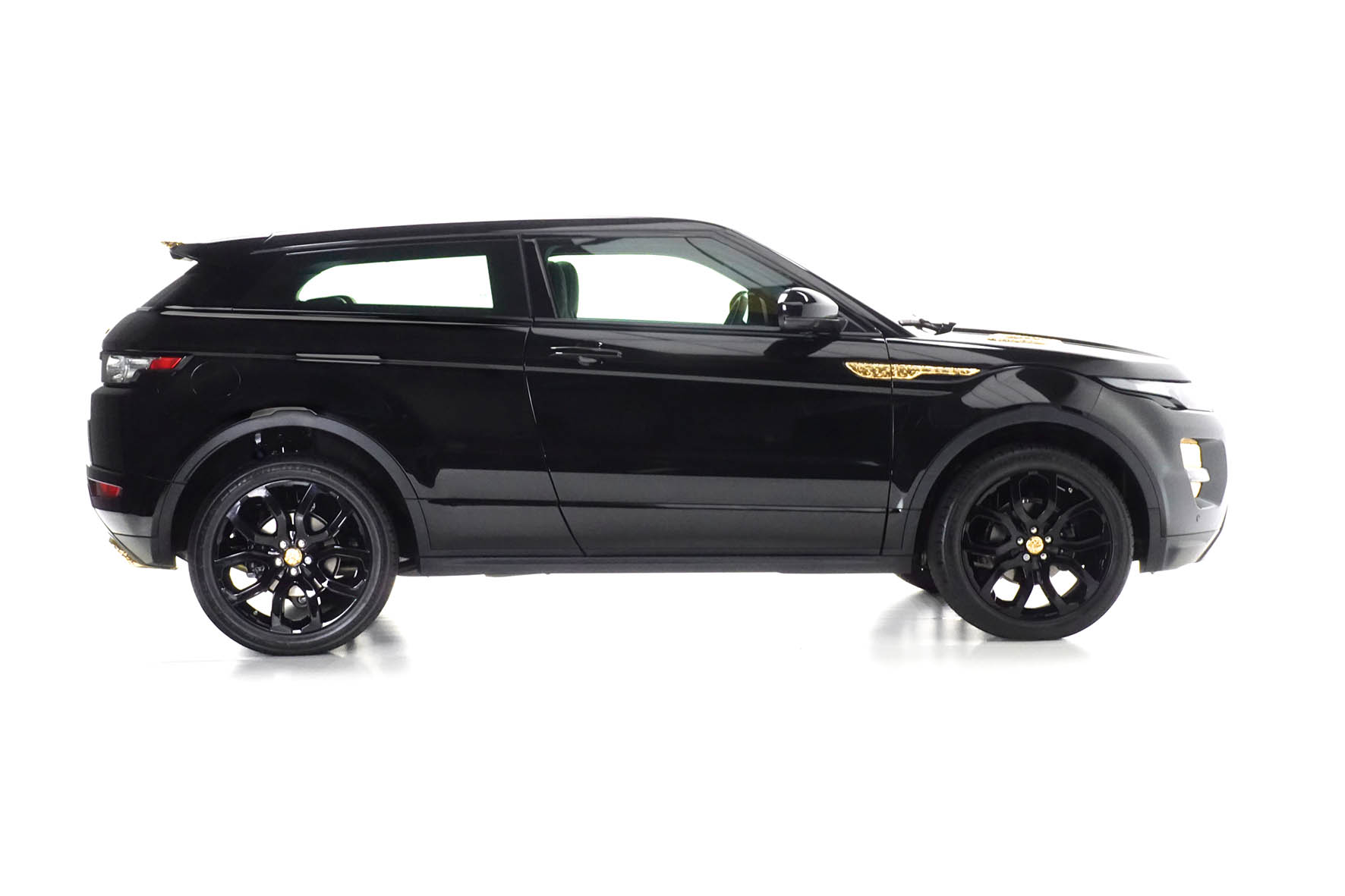 Range Rover Evoque onder handen bij Studio Job met Bronze en Black elementen.