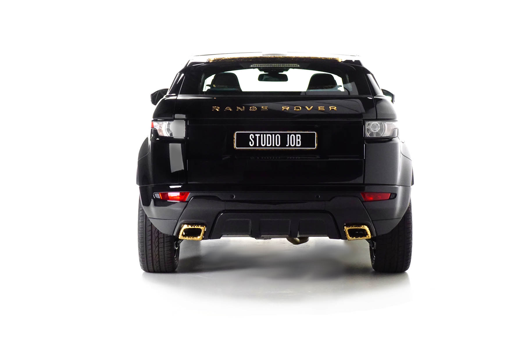 Range Rover Evoque onder handen bij Studio Job met Bronze en Black elementen.