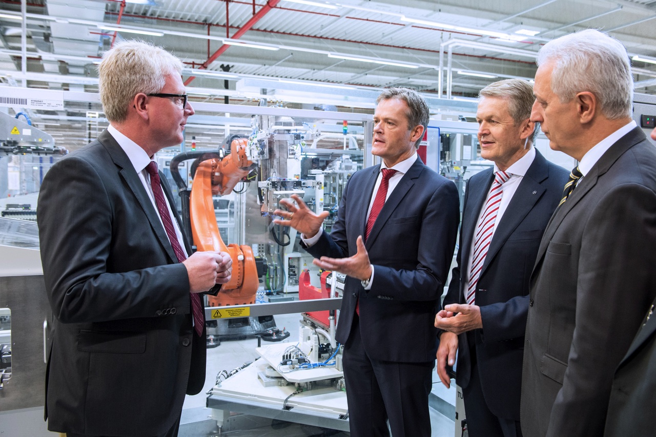 Daimler, het moederbedrijf van Mercedes-Benz, start met de productie van een tweede accufabriek in Duitsland. Daarmee kan het in accu's voorzien voor 10 elektrische modellen in 2025.