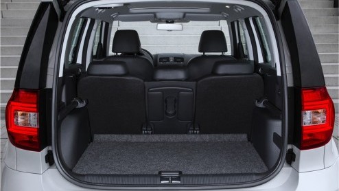 Autotest Skoda Yeti 1.6 TDI en 1.4 TSI Outdoor. De vernieuwde Yeti heeft twee gezichten gekregen en is nog iets luxer en slimmer ingericht.