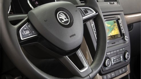 Autotest Skoda Yeti 1.6 TDI en 1.4 TSI Outdoor. De vernieuwde Yeti heeft twee gezichten gekregen en is nog iets luxer en slimmer ingericht.