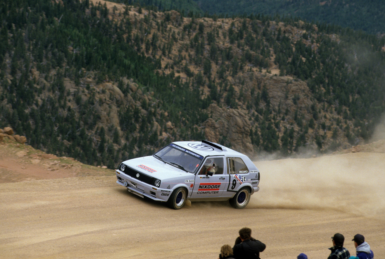Een tweemotorige Volkswagen Golf komt dit jaar aan de start van de Pikes Peak heuvelklim.