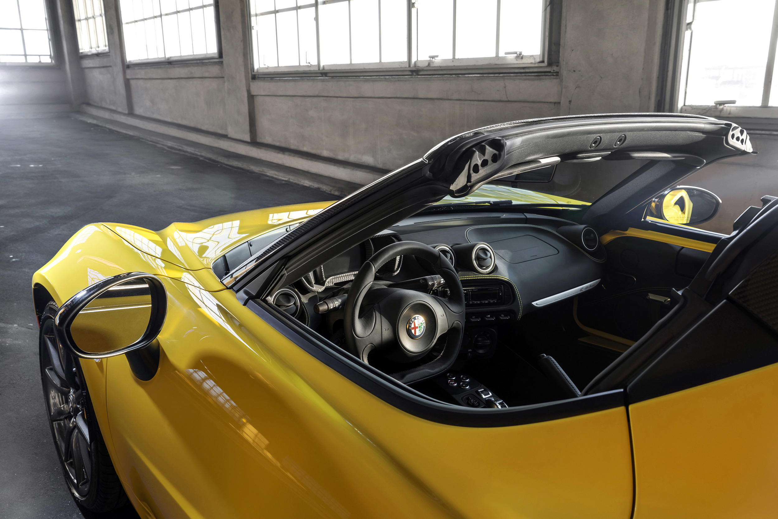 Langverwachte Alfa Romeo 4C Spider is los op de Detroit Auto Show 2015.