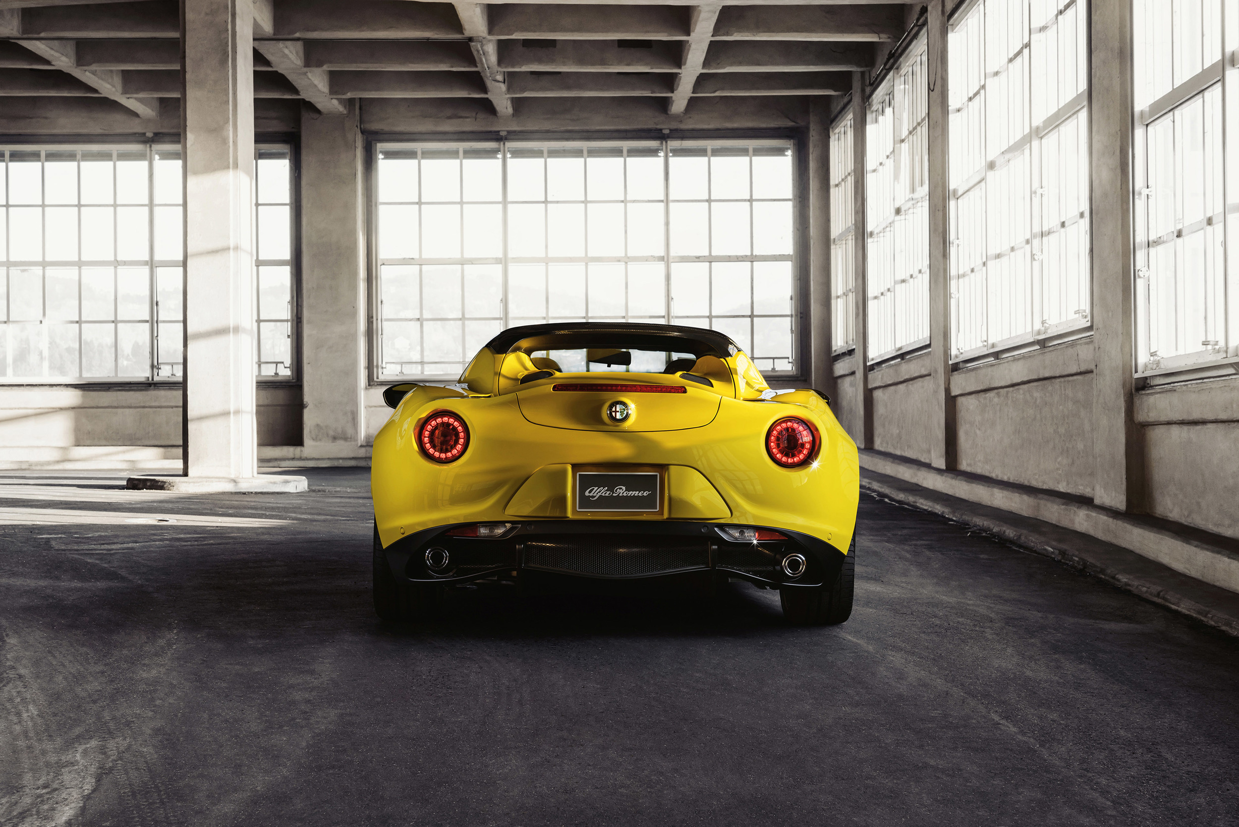 Langverwachte Alfa Romeo 4C Spider is los op de Detroit Auto Show 2015.