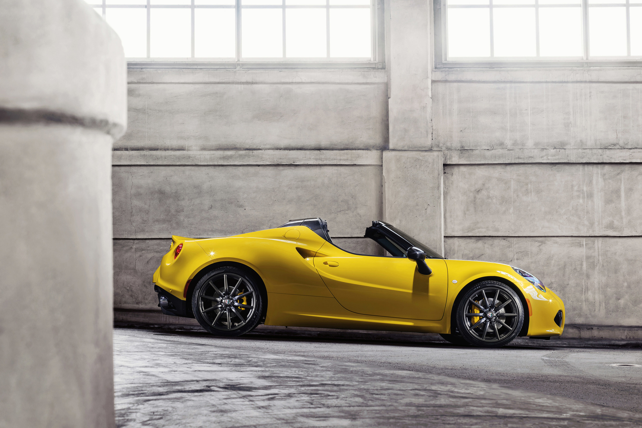 Langverwachte Alfa Romeo 4C Spider is los op de Detroit Auto Show 2015.