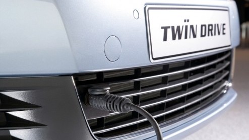 De plug-inhybride van Volkswagen, de Golf TwinDrive, komt een stuk dichterbij. Een testvloot met twintig Golfs TwinDrive wordt volgend jaar ingezet in Berlijn. Door het combineren van een elektrische