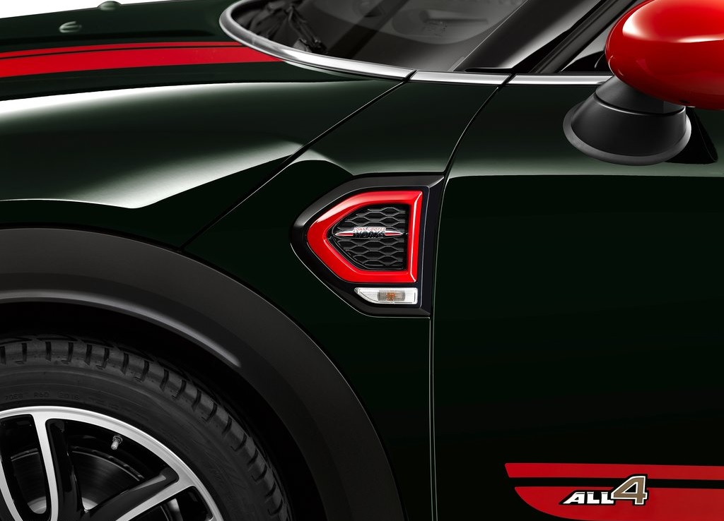 Mini onthult de sportieve uitvoering van de Countryman: de John Cooper Works. Ook dit sportmodel wordt bij ons in Nederland geproduceerd. De prijs is ook al bekend!