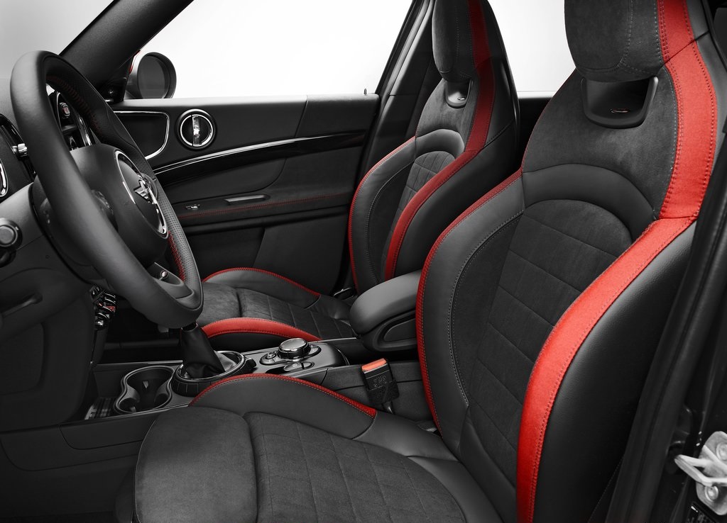 Mini onthult de sportieve uitvoering van de Countryman: de John Cooper Works. Ook dit sportmodel wordt bij ons in Nederland geproduceerd. De prijs is ook al bekend!