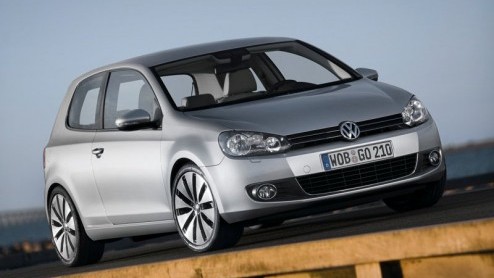 Even neuzen in de Golf prijslijst en zie daar: de nieuwe 1.6 TDI heeft een prijs gekregen. Volkswagen levert 'm voor 23.950 euro als Trendline en is dan 90 pk sterk. Zijn CO2-uitstoot van 120 g/km is 