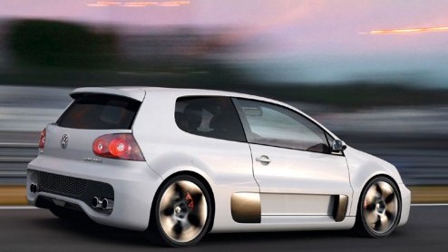 Een relatief kleine auto met een grote motor staat garant voor rijplezier. Denk bijvoorbeeld aan de Clio V6, maar Volkswagen maakt het wel heel erg bont. We stellen je voor aan de VW Golf GTI W12-650.
