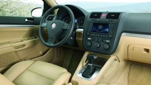 De zestraps vesnellingsbak met dubbele koppeling, ook wel bekend als DSG, van de volkswagengroep, vliegt je om de oren. Nu kun je de semi-automaat ook bestellen in de Golf Plus 1.4 TSI en in de Leon F