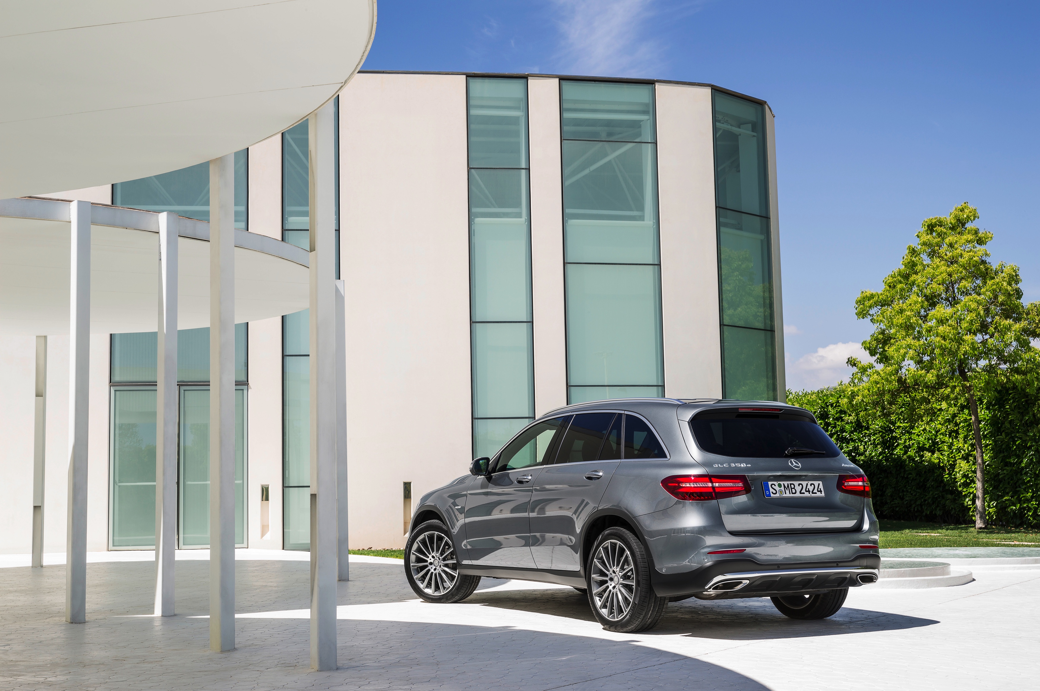 De Mercedes GLK is niet meer. Mercedes-Benz heeft in Stuttgart zijn opvolger gepresenteerd, de GLC. Hij is groter, ruimer, zuiniger en luxueuzer. Hij komt er ook als 350 e plug-in hybride.