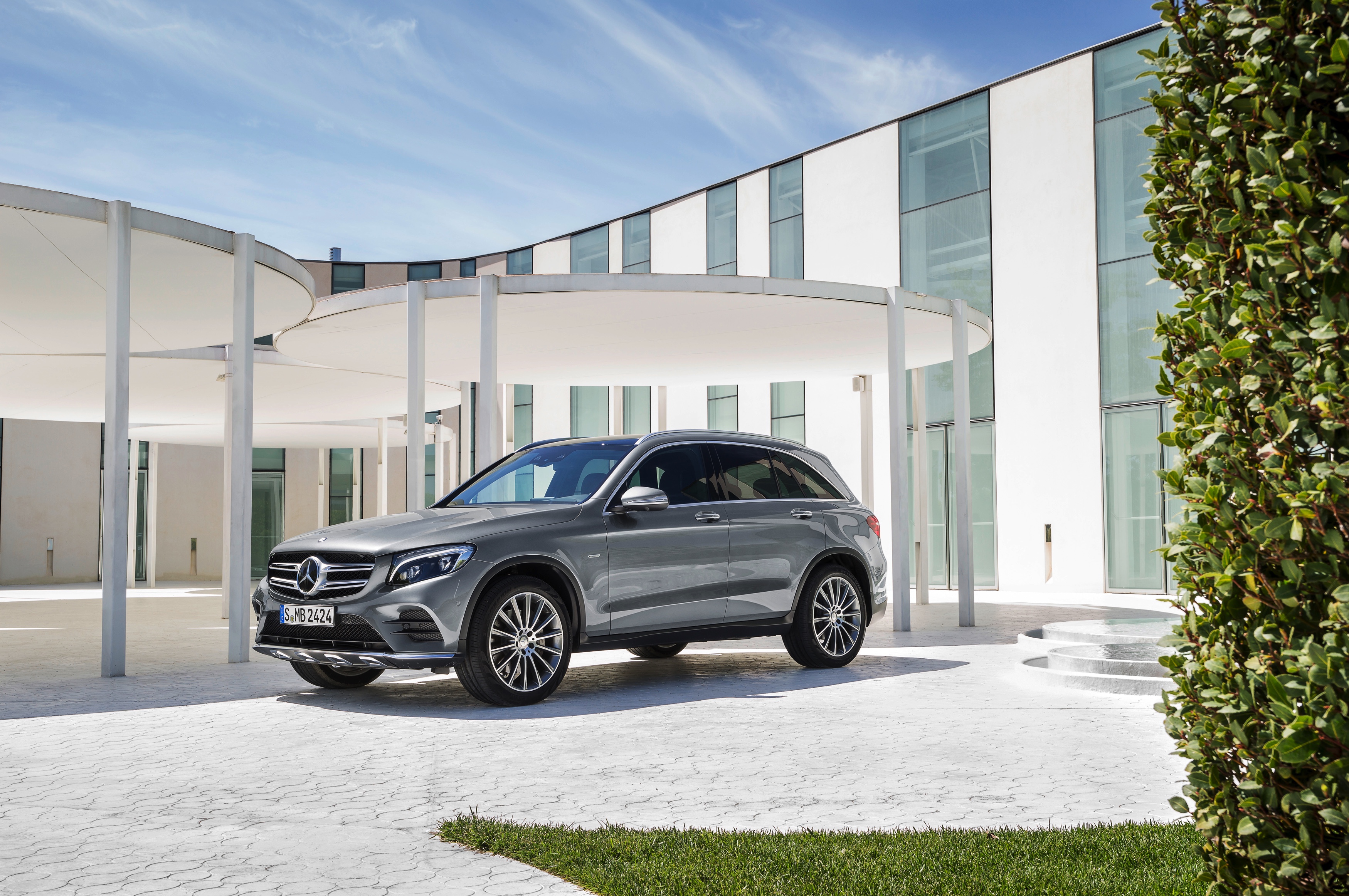 De Mercedes GLK is niet meer. Mercedes-Benz heeft in Stuttgart zijn opvolger gepresenteerd, de GLC. Hij is groter, ruimer, zuiniger en luxueuzer. Hij komt er ook als 350 e plug-in hybride.