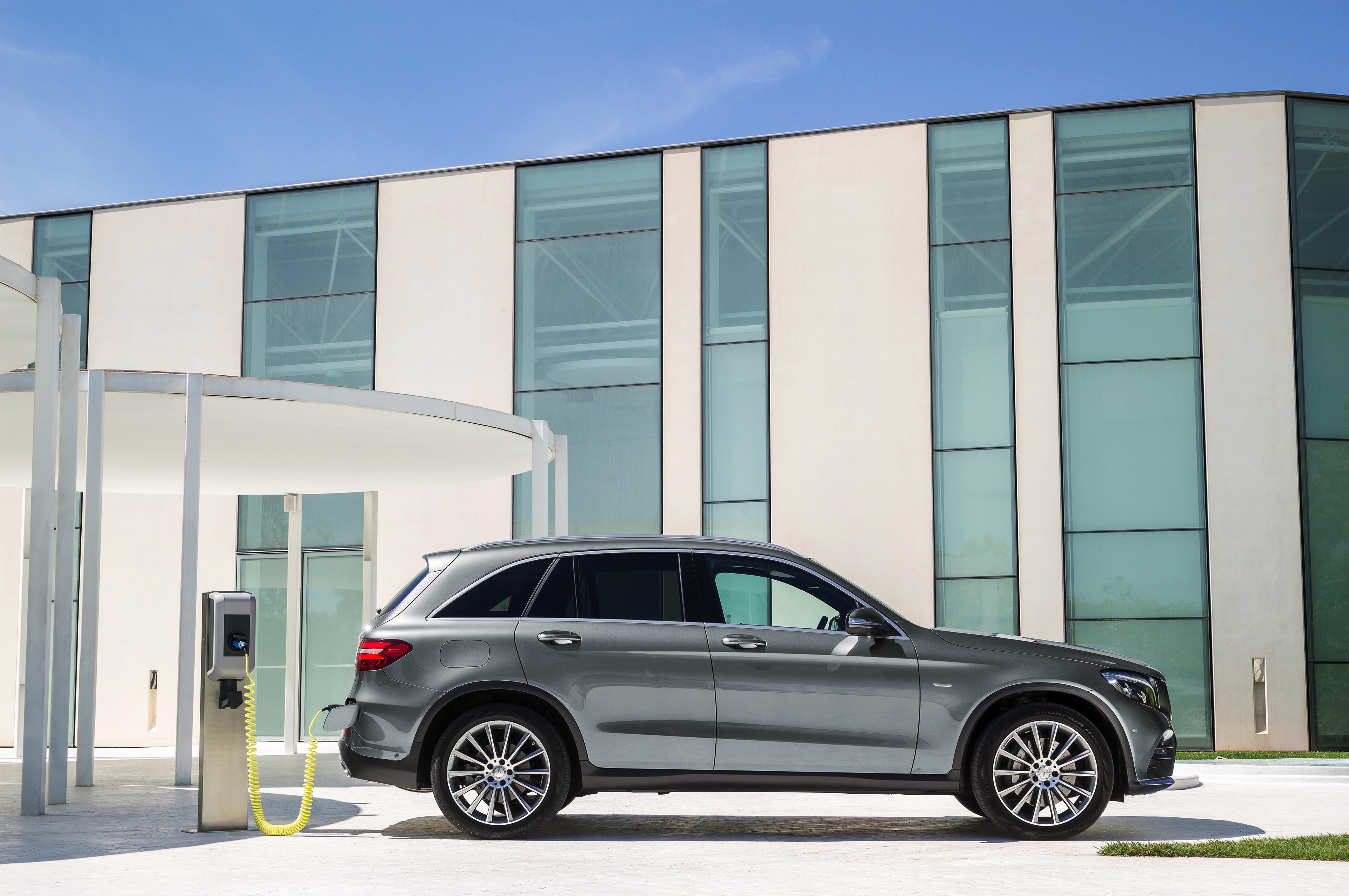 De Mercedes GLK is niet meer. Mercedes-Benz heeft in Stuttgart zijn opvolger gepresenteerd, de GLC. Hij is groter, ruimer, zuiniger en luxueuzer. Hij komt er ook als 350 e plug-in hybride.