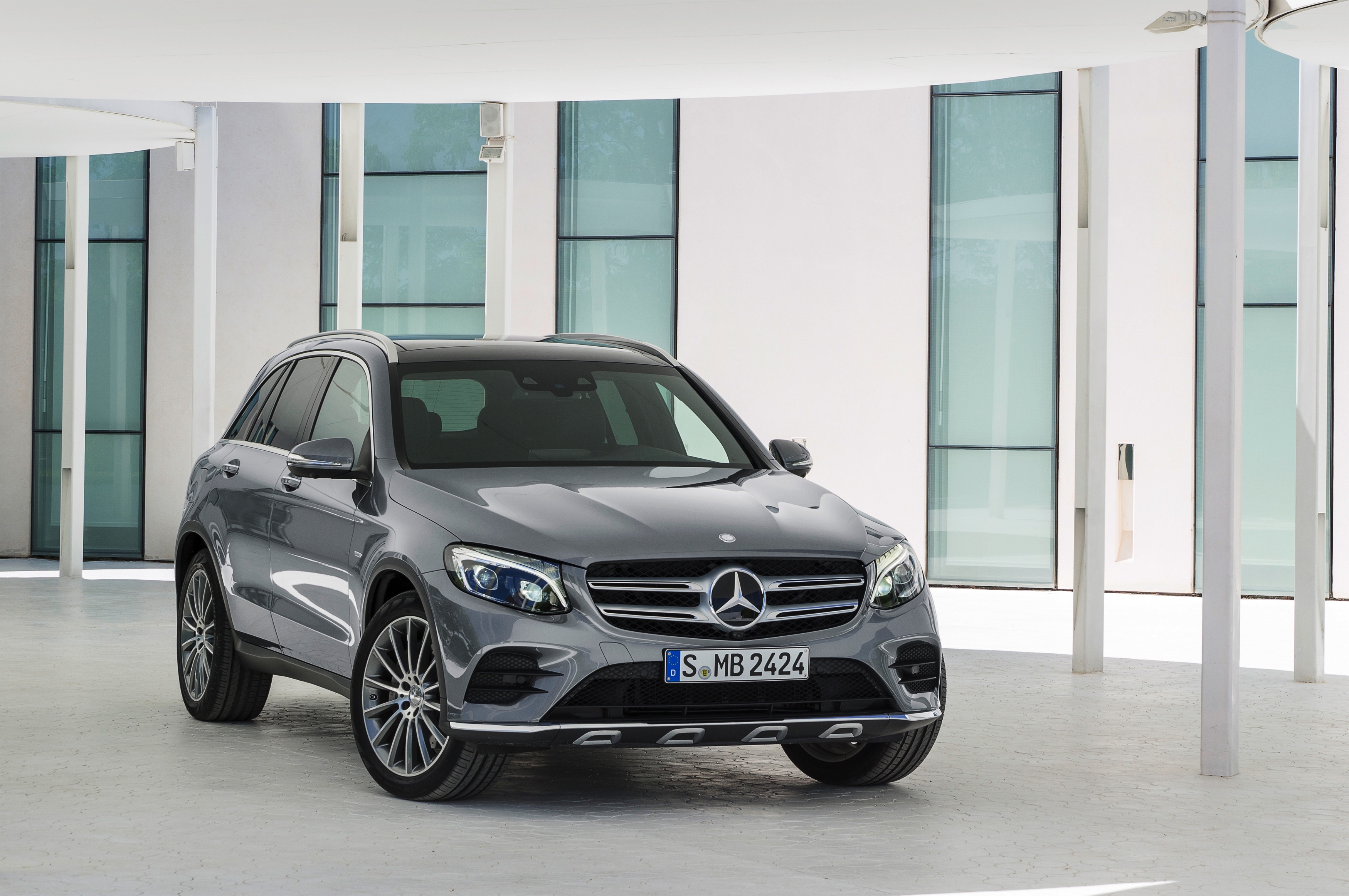 De Mercedes GLK is niet meer. Mercedes-Benz heeft in Stuttgart zijn opvolger gepresenteerd, de GLC. Hij is groter, ruimer, zuiniger en luxueuzer. Hij komt er ook als 350 e plug-in hybride.