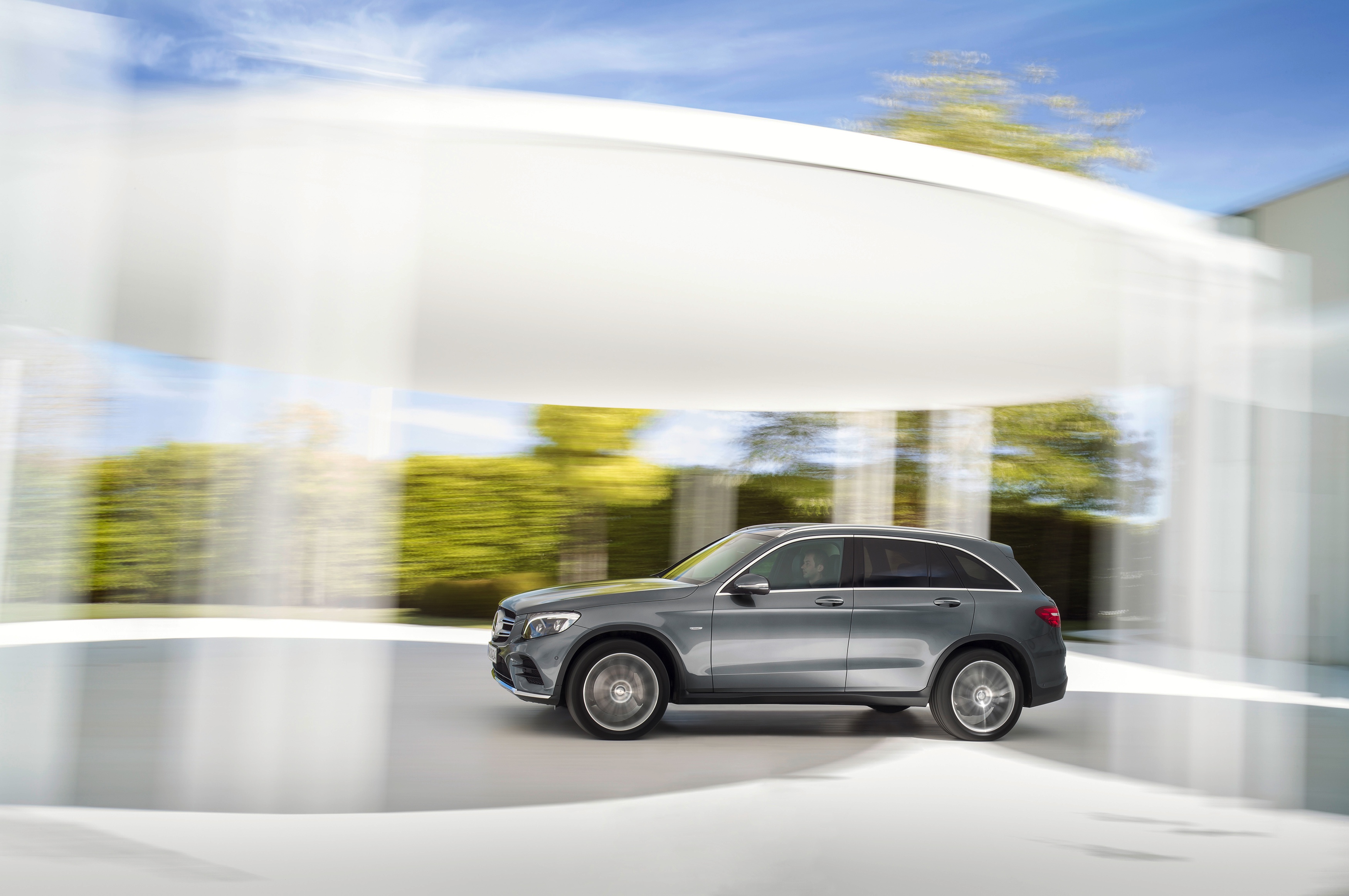 De Mercedes GLK is niet meer. Mercedes-Benz heeft in Stuttgart zijn opvolger gepresenteerd, de GLC. Hij is groter, ruimer, zuiniger en luxueuzer. Hij komt er ook als 350 e plug-in hybride.