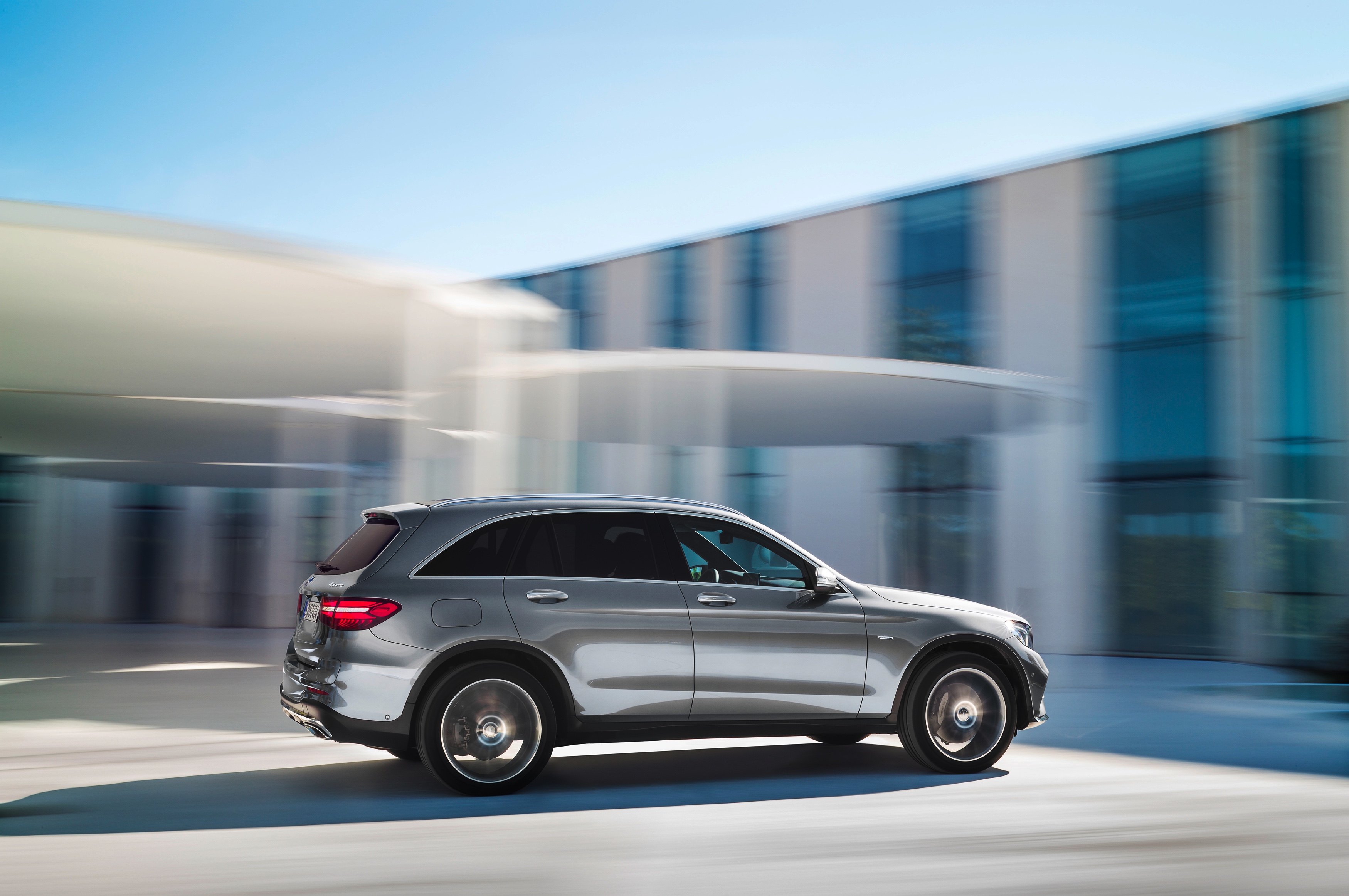De Mercedes GLK is niet meer. Mercedes-Benz heeft in Stuttgart zijn opvolger gepresenteerd, de GLC. Hij is groter, ruimer, zuiniger en luxueuzer. Hij komt er ook als 350 e plug-in hybride.