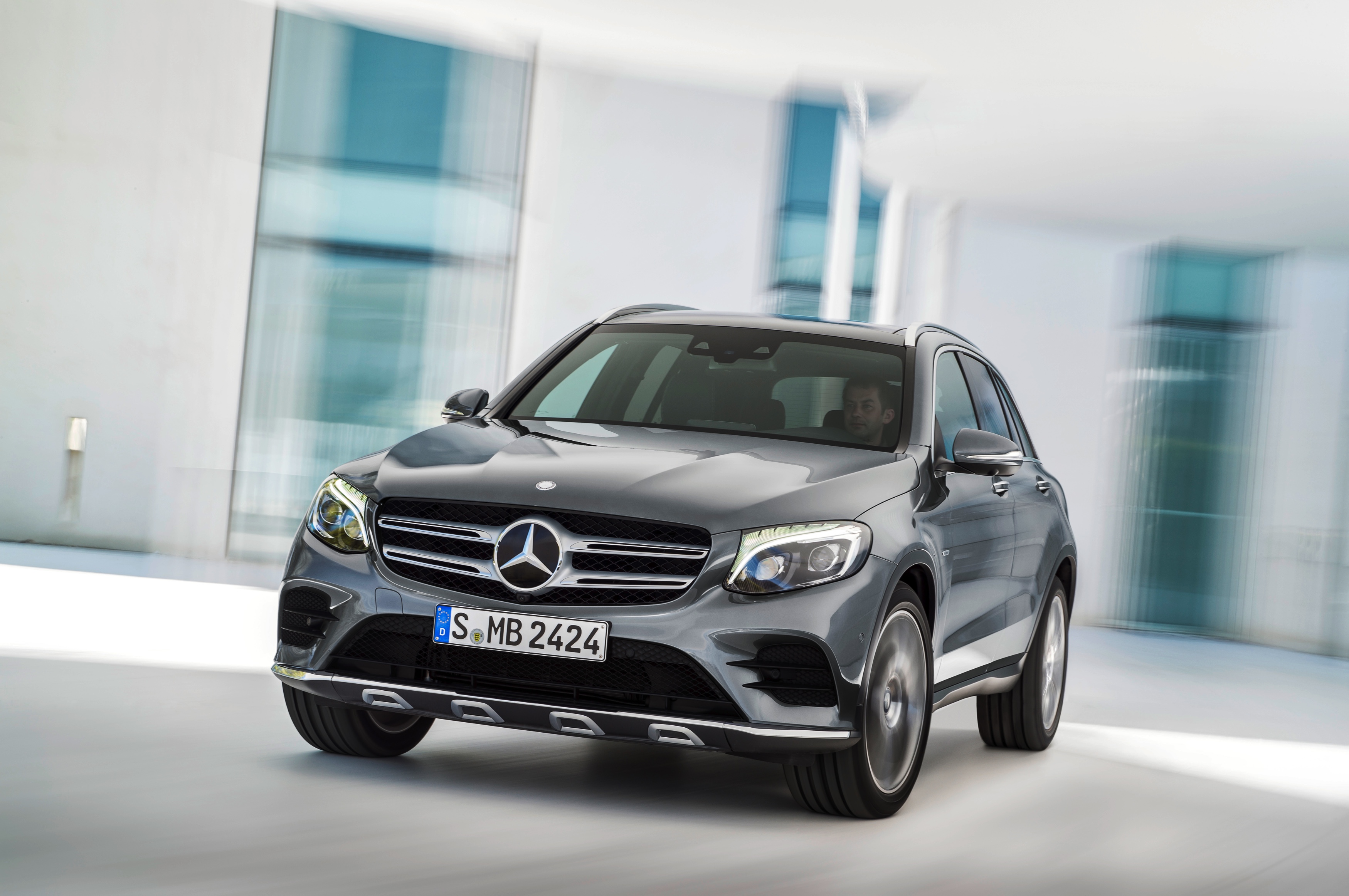 De Mercedes GLK is niet meer. Mercedes-Benz heeft in Stuttgart zijn opvolger gepresenteerd, de GLC. Hij is groter, ruimer, zuiniger en luxueuzer. Hij komt er ook als 350 e plug-in hybride.