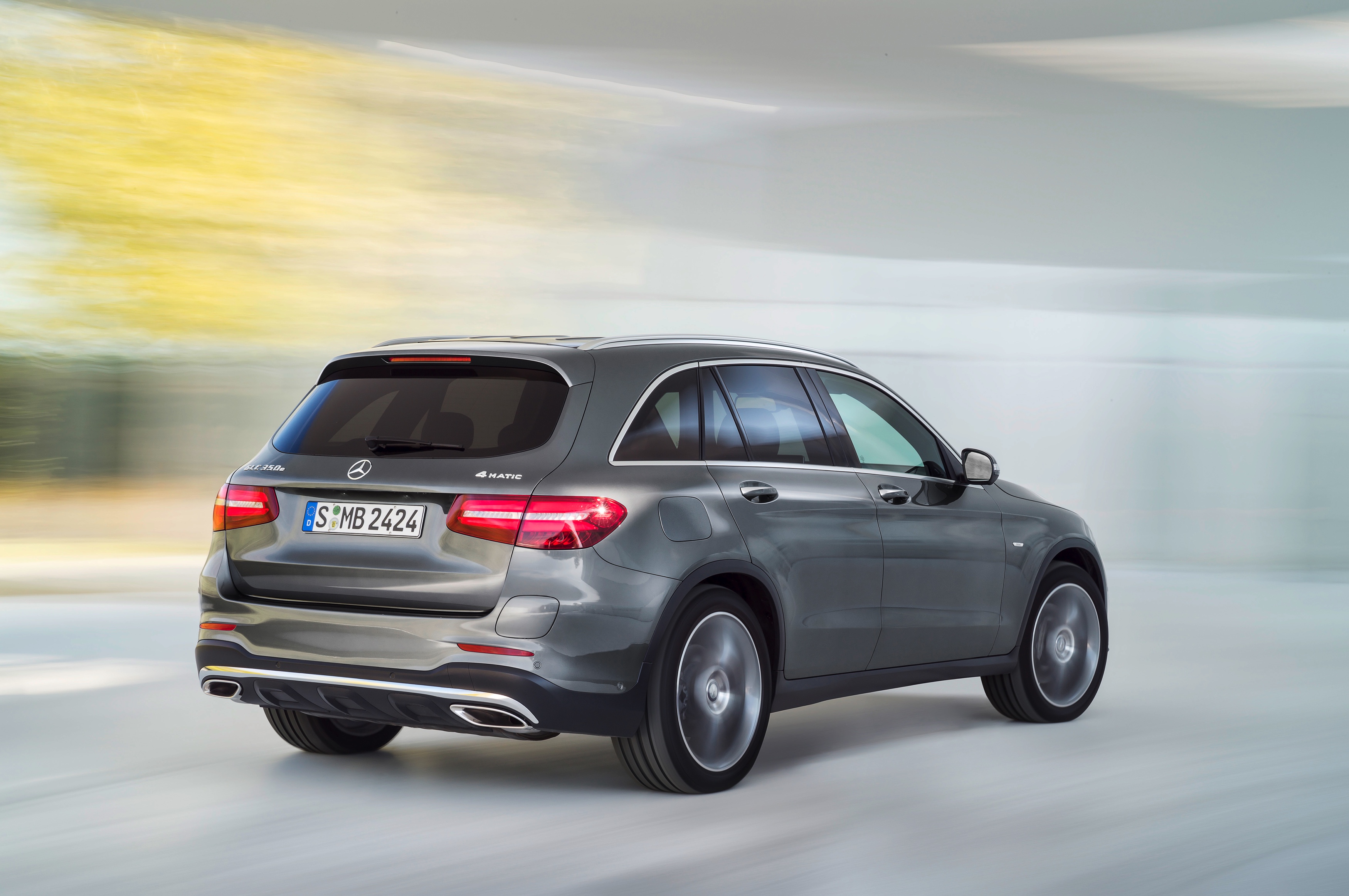 De Mercedes GLK is niet meer. Mercedes-Benz heeft in Stuttgart zijn opvolger gepresenteerd, de GLC. Hij is groter, ruimer, zuiniger en luxueuzer. Hij komt er ook als 350 e plug-in hybride.