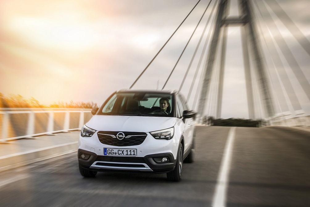Opel heeft het motorenaanbod en de prijzen bekendgemaakt van de nieuwe Opel Crossland X. De vanafprijs blijft nipt onder de psychologische grens van 20.000 euro.