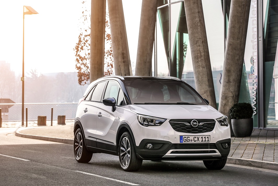 Opel heeft het motorenaanbod en de prijzen bekendgemaakt van de nieuwe Opel Crossland X. De vanafprijs blijft nipt onder de psychologische grens van 20.000 euro.